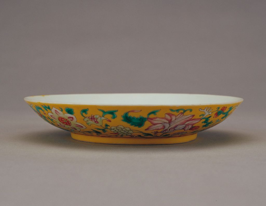 图片[1]-White inside red five bats outside yellow ground pastel plate-China Archive